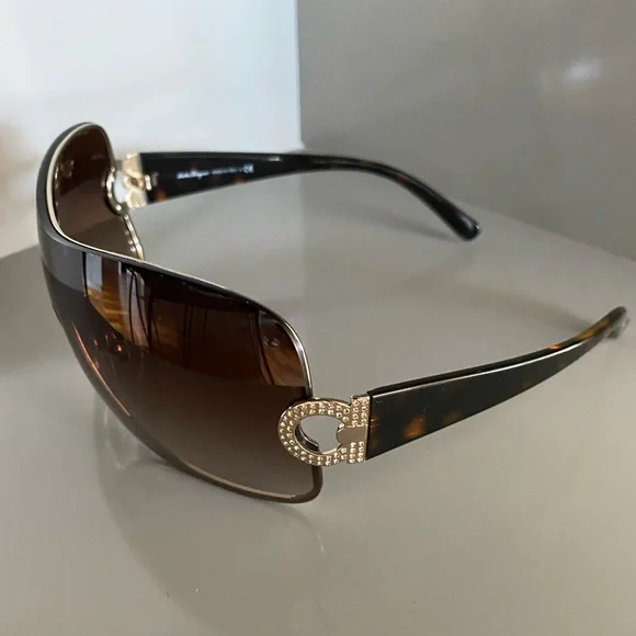 Authentic - Salvatore Ferragamo Sunglasses - Picture 3 of 13